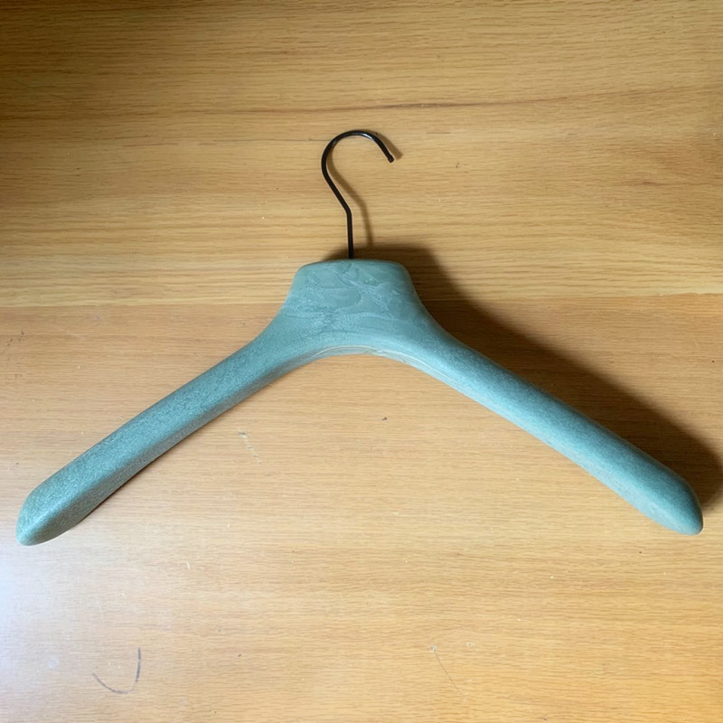 43 cm vešiak s imitáciou dreva, pevná konštrukcia, pre obleky a kožušiny, široké ramená, veľká veľkosť