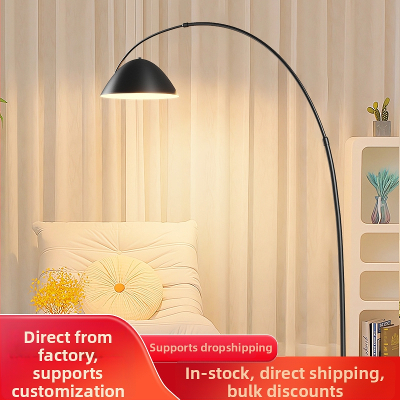 Stojanová lampa s moderným minimalistickým dizajnom a luxusným dojmom, ideálna do obývacej izby a spálne, bočná lampa pri pohovke, dekoratívne ambientné osvetlenie.