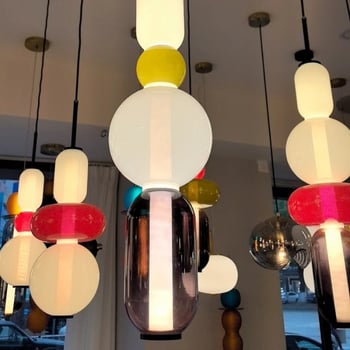 Skandináv posztmodern üvegszálas csillár, egyedi gyártású a nappalira, étkezőbe és hálószobába; művészi, színes tök alakú függőlámpa, minimalistikus luxus megjelenéssel.