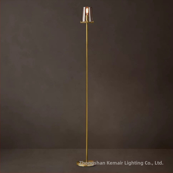 Dizajnová stojacia lampa v nordickom minimalistickom štýle, inšpirovaná americkým dizajnom, kovové telo a sklenené tienidlo, vhodná do obývačky a štúdia