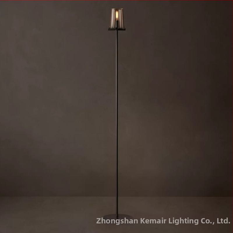 Dizajnová stojacia lampa v nordickom minimalistickom štýle, inšpirovaná americkým dizajnom, kovové telo a sklenené tienidlo, vhodná do obývačky a štúdia