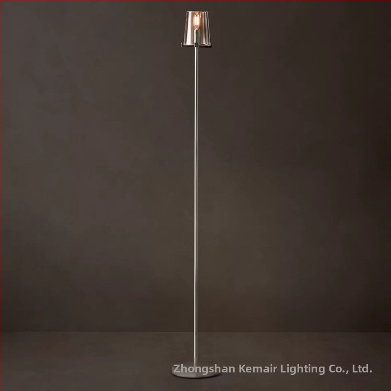 Dizajnová stojacia lampa v nordickom minimalistickom štýle, inšpirovaná americkým dizajnom, kovové telo a sklenené tienidlo, vhodná do obývačky a štúdia