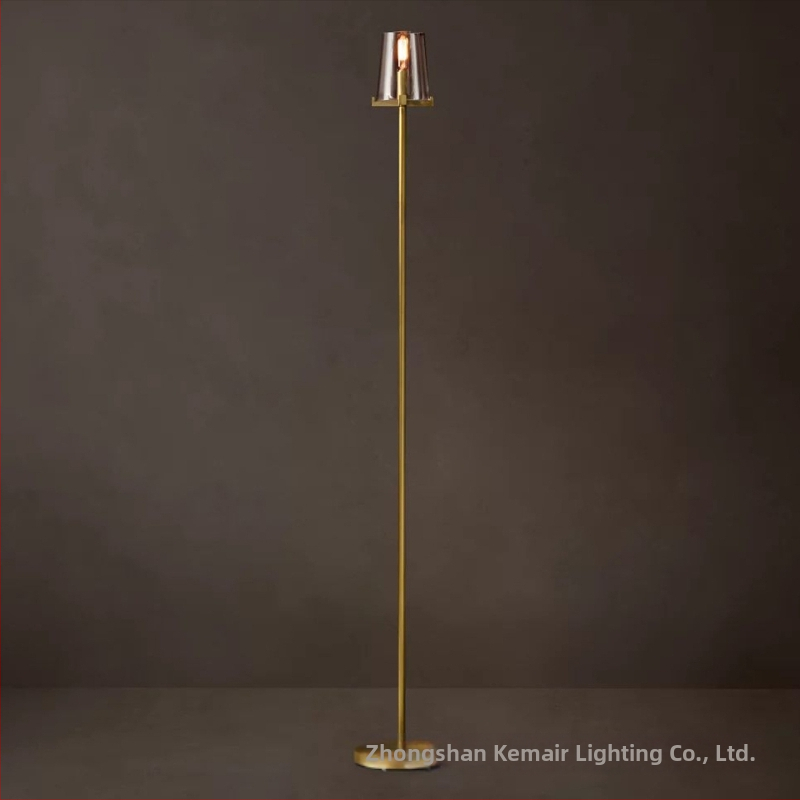 Dizajnová stojacia lampa v nordickom minimalistickom štýle, inšpirovaná americkým dizajnom, kovové telo a sklenené tienidlo, vhodná do obývačky a štúdia