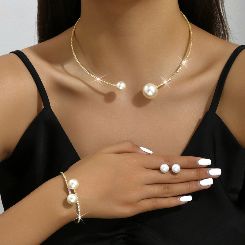 Choker με μαργαριτάρια και λαμπερούς λίθους, ρυθμιζόμενο βραχιόλι — σετ νυφικών κοσμημάτων