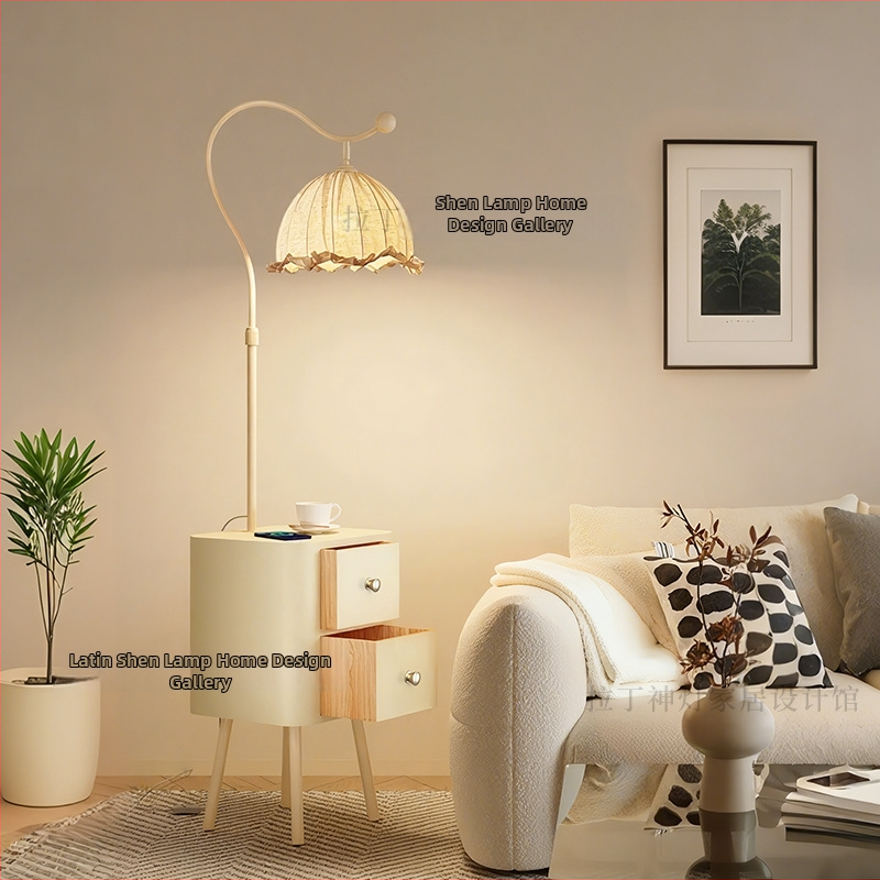Integrovaná stojaca lampa so zásuvkou pri sedačke, krémový dizajn, ambientné osvetlenie do obývačky a spálne, lampa na konferenčný stolík