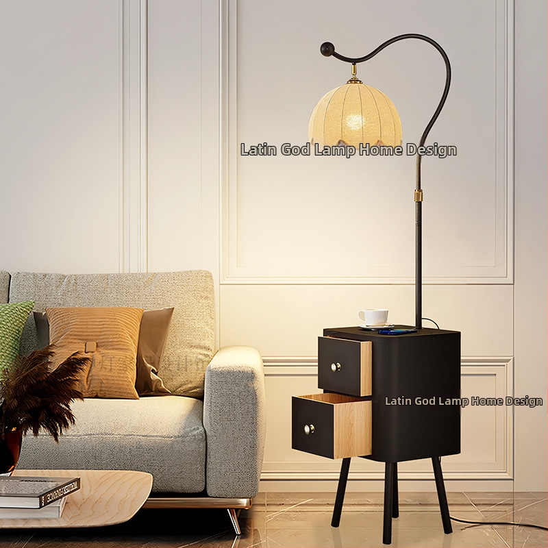 Integrovaná stojaca lampa so zásuvkou pri sedačke, krémový dizajn, ambientné osvetlenie do obývačky a spálne, lampa na konferenčný stolík