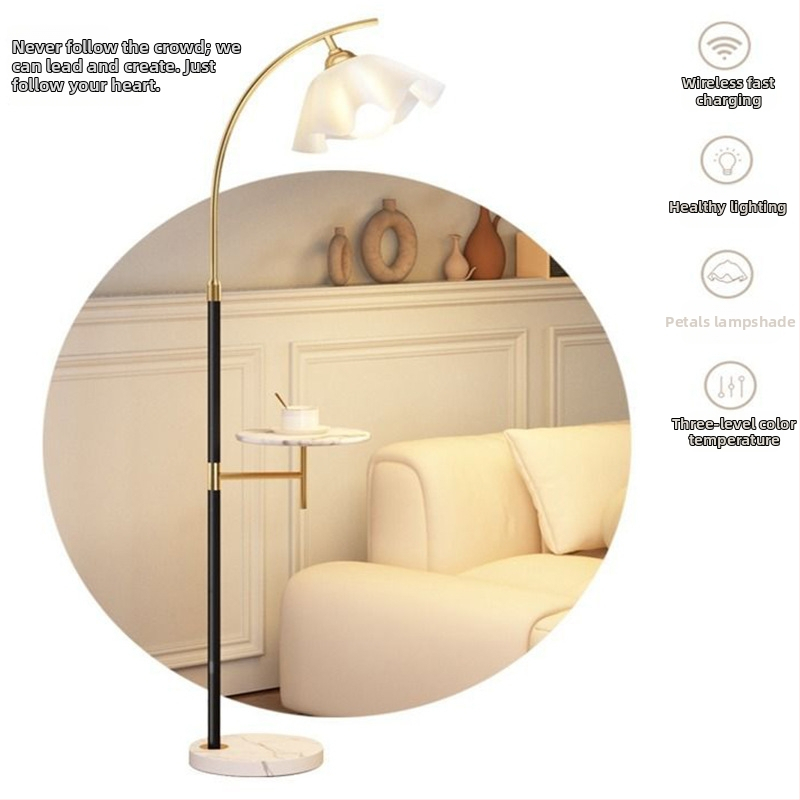 Krémový stojací lampa v škandinávskom štýle s integrovaným nočným stolíkom pre úložisko