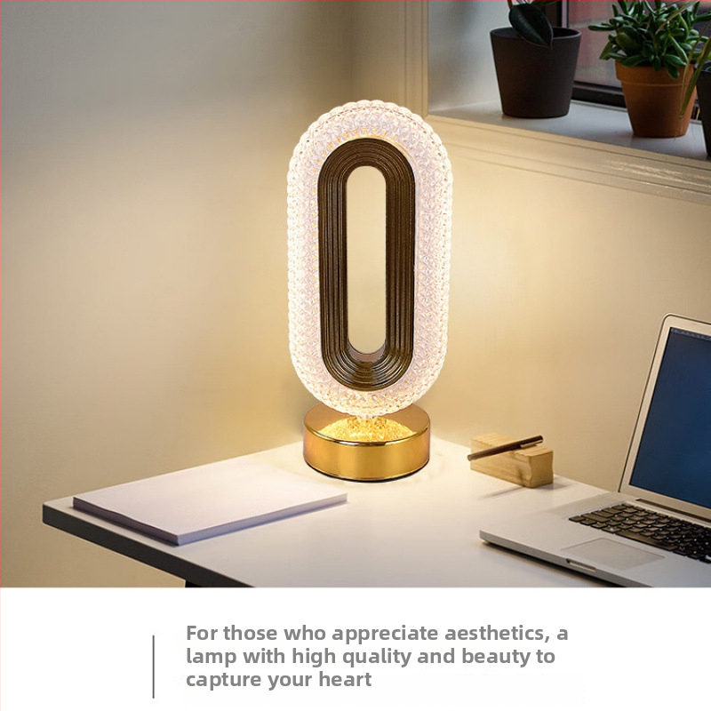 Moderná minimalistická nočná lampa na nočný stolík so personalizovaným dizajnom, jemný luxus a prémiový dojem, dekoratívne osvetlenie pre domácu atmosféru.