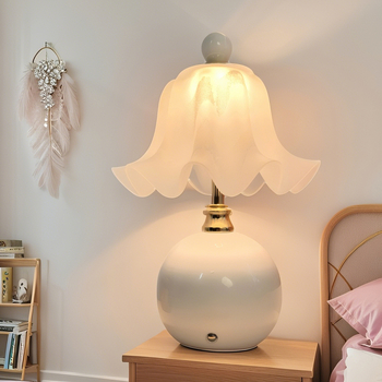 Stolná lampa v krémovom štýle, kreatívny luxusný dizajn do spálne, nočného stolíka a hlavnej spálne, ambientné nočné svetlo