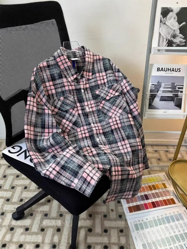 Ανδρικό καρό πουκάμισο με μακριά μανίκια, χαλαρή γραμμή, ρετρό στυλ Χονγκ Κονγκ, αντίθετα χρώματα, casual γαλλικής έμπνευσης.