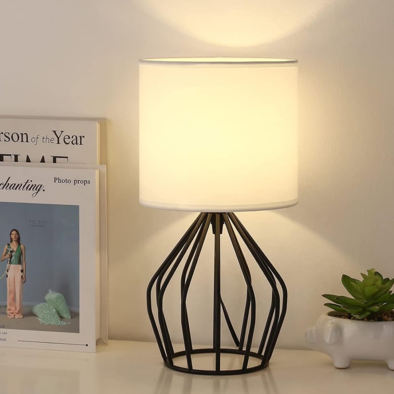 Stolná lampa s textilným tienidlom, americký štýl, útulná atmosféra pre obývaciu izbu, retro spálňu a hosťovskú izbu – nočné svetlo