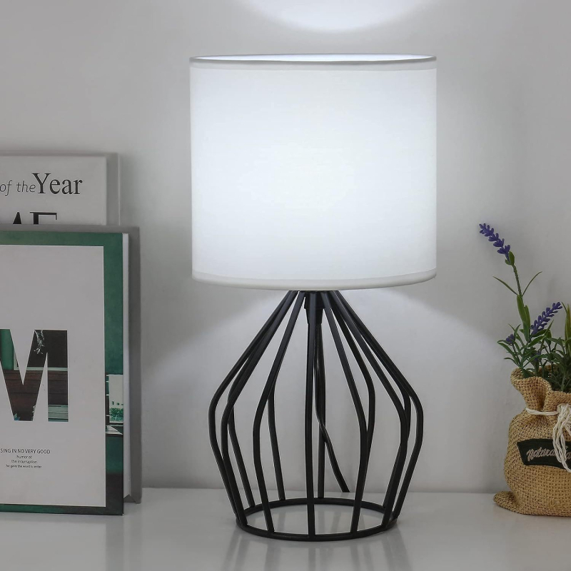 Stolná lampa s textilným tienidlom, americký štýl, útulná atmosféra pre obývaciu izbu, retro spálňu a hosťovskú izbu – nočné svetlo
