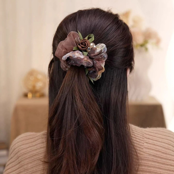 Scrunchie από γάζα σε απόχρωση φουντουκιού για γυναίκες, 2026 νέο στυλ, κομψό λαστιχάκι μαλλιών με ρετρό floral σχέδιο