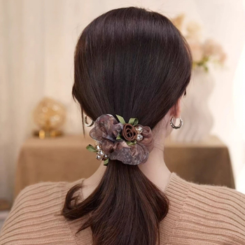 Scrunchie από γάζα σε απόχρωση φουντουκιού για γυναίκες, 2026 νέο στυλ, κομψό λαστιχάκι μαλλιών με ρετρό floral σχέδιο
