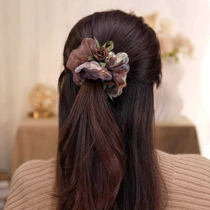 Scrunchie από γάζα σε απόχρωση φουντουκιού για γυναίκες, 2026 νέο στυλ, κομψό λαστιχάκι μαλλιών με ρετρό floral σχέδιο