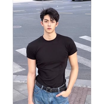 Μαύρη ανδρική T-shirt με κοντά μανίκια και μανσέτες, μικρή λαιμόκοψη, καλοκαιρινό στυλ, 100% βαμβάκι, στενή εφαρμογή, κανονικοί ώμοι