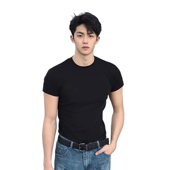 Μαύρη ανδρική T-shirt με κοντά μανίκια και μανσέτες, μικρή λαιμόκοψη, καλοκαιρινό στυλ, 100% βαμβάκι, στενή εφαρμογή, κανονικοί ώμοι