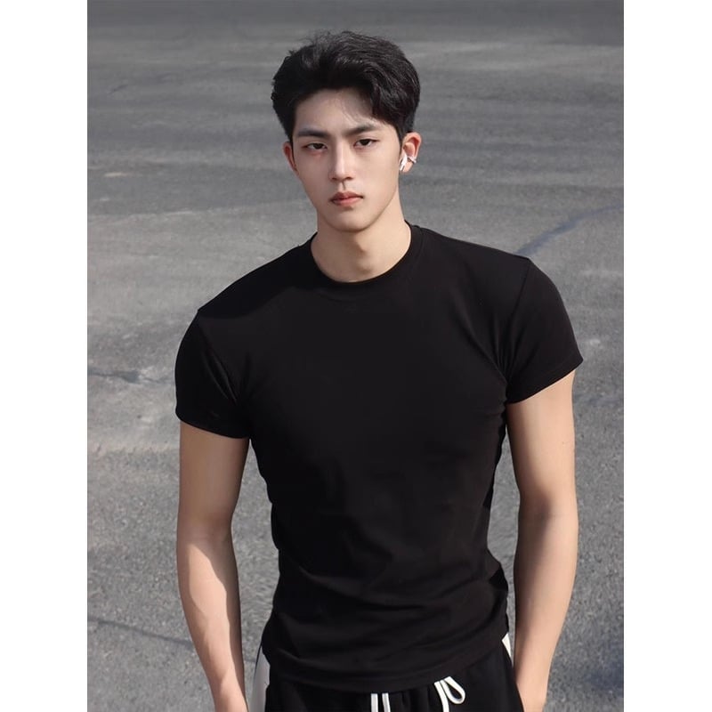 Μαύρη ανδρική T-shirt με κοντά μανίκια και μανσέτες, μικρή λαιμόκοψη, καλοκαιρινό στυλ, 100% βαμβάκι, στενή εφαρμογή, κανονικοί ώμοι