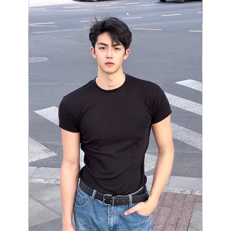 Μαύρη ανδρική T-shirt με κοντά μανίκια και μανσέτες, μικρή λαιμόκοψη, καλοκαιρινό στυλ, 100% βαμβάκι, στενή εφαρμογή, κανονικοί ώμοι