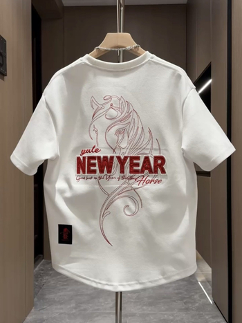 Ανδρικό καλοκαιρινό κοντομάνικο T‑shirt, με στρογγυλό λαιμό, κεντημένο σχέδιο και εκτύπωση, εφαρμοστό κόψιμο, Κορεατικό ύφος, τελείωμα με ουρά (swallowtail)