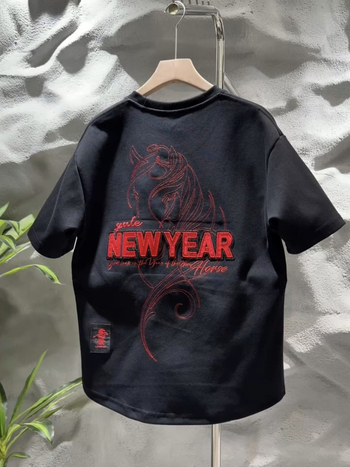 Ανδρικό καλοκαιρινό κοντομάνικο T‑shirt, με στρογγυλό λαιμό, κεντημένο σχέδιο και εκτύπωση, εφαρμοστό κόψιμο, Κορεατικό ύφος, τελείωμα με ουρά (swallowtail)
