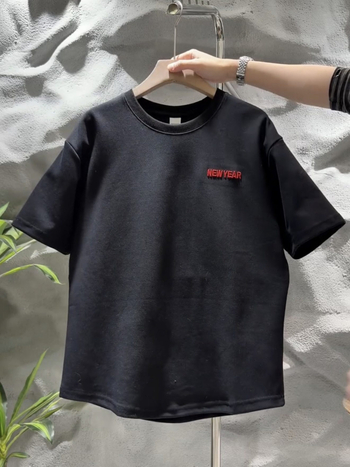 Ανδρικό καλοκαιρινό κοντομάνικο T‑shirt, με στρογγυλό λαιμό, κεντημένο σχέδιο και εκτύπωση, εφαρμοστό κόψιμο, Κορεατικό ύφος, τελείωμα με ουρά (swallowtail)