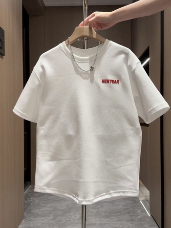 Ανδρικό καλοκαιρινό κοντομάνικο T‑shirt, με στρογγυλό λαιμό, κεντημένο σχέδιο και εκτύπωση, εφαρμοστό κόψιμο, Κορεατικό ύφος, τελείωμα με ουρά (swallowtail)