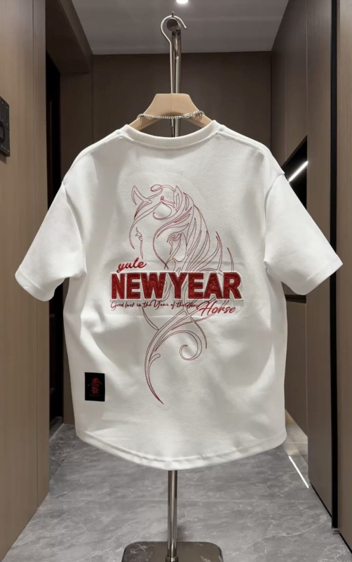 Ανδρικό καλοκαιρινό κοντομάνικο T‑shirt, με στρογγυλό λαιμό, κεντημένο σχέδιο και εκτύπωση, εφαρμοστό κόψιμο, Κορεατικό ύφος, τελείωμα με ουρά (swallowtail)