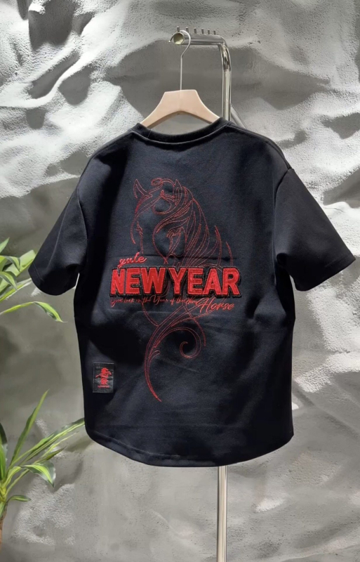 Ανδρικό καλοκαιρινό κοντομάνικο T‑shirt, με στρογγυλό λαιμό, κεντημένο σχέδιο και εκτύπωση, εφαρμοστό κόψιμο, Κορεατικό ύφος, τελείωμα με ουρά (swallowtail)