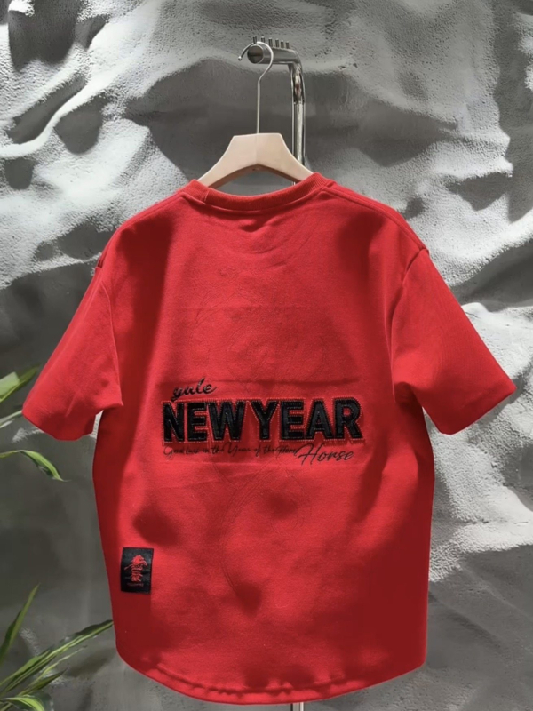 Ανδρικό καλοκαιρινό κοντομάνικο T‑shirt, με στρογγυλό λαιμό, κεντημένο σχέδιο και εκτύπωση, εφαρμοστό κόψιμο, Κορεατικό ύφος, τελείωμα με ουρά (swallowtail)