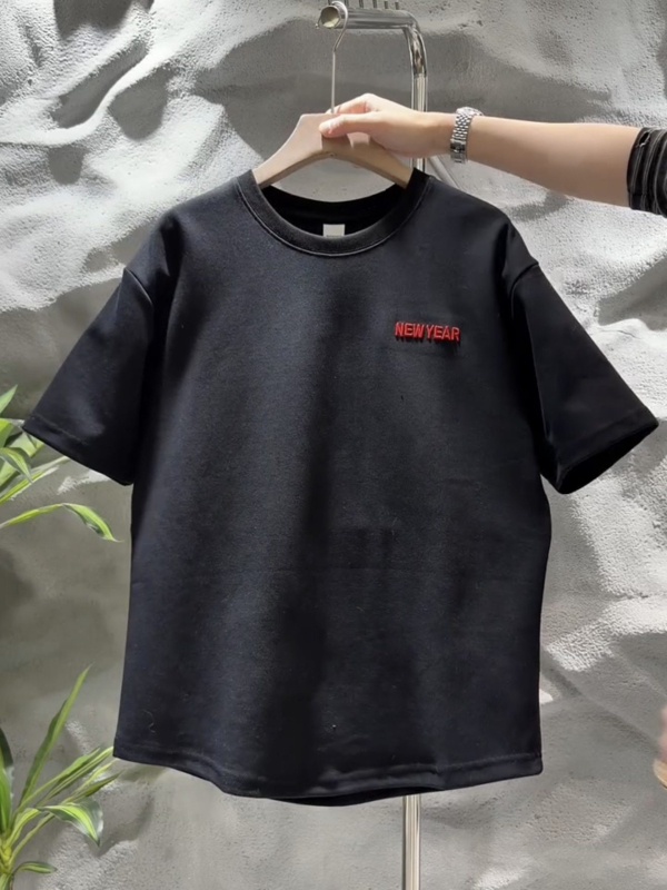 Ανδρικό καλοκαιρινό κοντομάνικο T‑shirt, με στρογγυλό λαιμό, κεντημένο σχέδιο και εκτύπωση, εφαρμοστό κόψιμο, Κορεατικό ύφος, τελείωμα με ουρά (swallowtail)