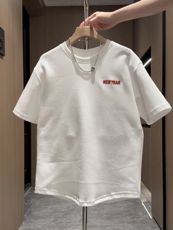 Ανδρικό καλοκαιρινό κοντομάνικο T‑shirt, με στρογγυλό λαιμό, κεντημένο σχέδιο και εκτύπωση, εφαρμοστό κόψιμο, Κορεατικό ύφος, τελείωμα με ουρά (swallowtail)