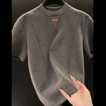 Ανδρικό κοντομάνικο T‑shirt σε στιλ ήπιο λούξ με αίσθηση old-money, διαπνέον μείγμα βαμβακιού, στρογγυλός λαιμός, ραβδωτό τελείωμα.