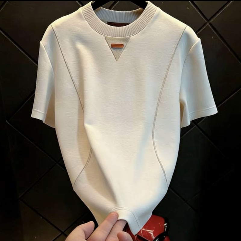 Ανδρικό κοντομάνικο T‑shirt σε στιλ ήπιο λούξ με αίσθηση old-money, διαπνέον μείγμα βαμβακιού, στρογγυλός λαιμός, ραβδωτό τελείωμα.