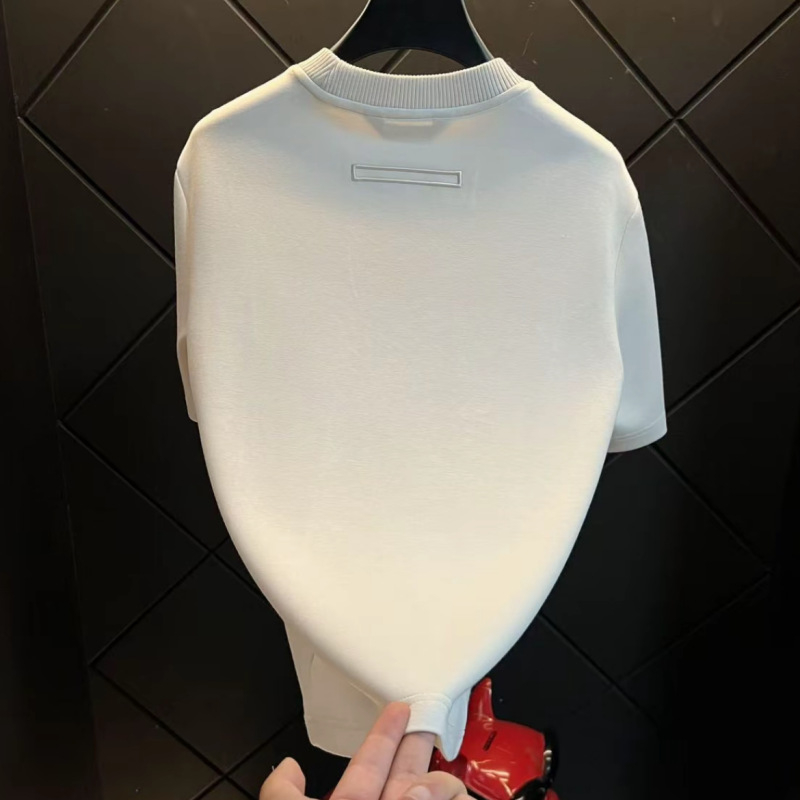 Ανδρικό κοντομάνικο T‑shirt σε στιλ ήπιο λούξ με αίσθηση old-money, διαπνέον μείγμα βαμβακιού, στρογγυλός λαιμός, ραβδωτό τελείωμα.