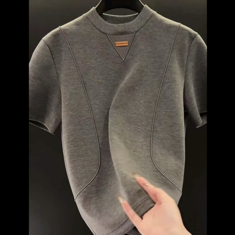Ανδρικό κοντομάνικο T‑shirt σε στιλ ήπιο λούξ με αίσθηση old-money, διαπνέον μείγμα βαμβακιού, στρογγυλός λαιμός, ραβδωτό τελείωμα.