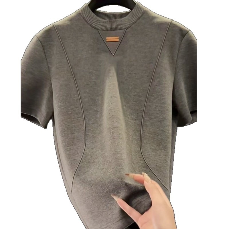 Ανδρικό κοντομάνικο T‑shirt σε στιλ ήπιο λούξ με αίσθηση old-money, διαπνέον μείγμα βαμβακιού, στρογγυλός λαιμός, ραβδωτό τελείωμα.
