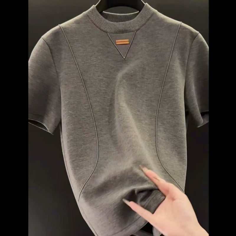 Ανδρικό κοντομάνικο T‑shirt σε στιλ ήπιο λούξ με αίσθηση old-money, διαπνέον μείγμα βαμβακιού, στρογγυλός λαιμός, ραβδωτό τελείωμα.