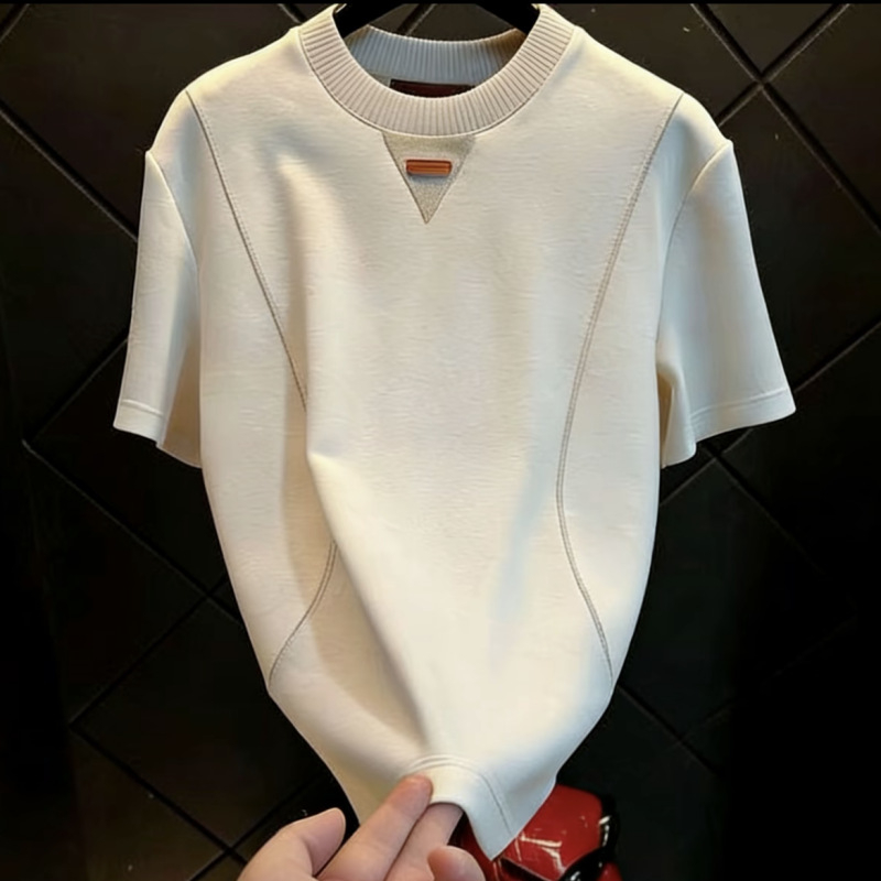 Ανδρικό κοντομάνικο T‑shirt σε στιλ ήπιο λούξ με αίσθηση old-money, διαπνέον μείγμα βαμβακιού, στρογγυλός λαιμός, ραβδωτό τελείωμα.
