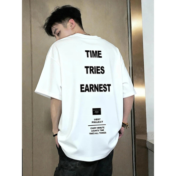 Μαύρο αντρικό T‑shirt με κοντό μανίκι, χαλαρή γραμμή, τύπωμα γραμμάτων και γεωμετρικός σχεδιασμός, δροσερό και άνετο για καθημερινή χρήση το καλοκαίρι.