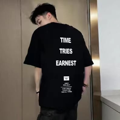 Μαύρο αντρικό T‑shirt με κοντό μανίκι, χαλαρή γραμμή, τύπωμα γραμμάτων και γεωμετρικός σχεδιασμός, δροσερό και άνετο για καθημερινή χρήση το καλοκαίρι.