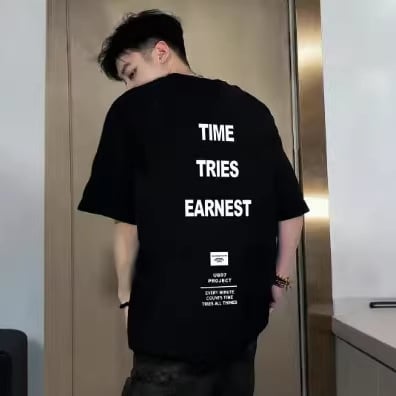 Μαύρο αντρικό T‑shirt με κοντό μανίκι, χαλαρή γραμμή, τύπωμα γραμμάτων και γεωμετρικός σχεδιασμός, δροσερό και άνετο για καθημερινή χρήση το καλοκαίρι.