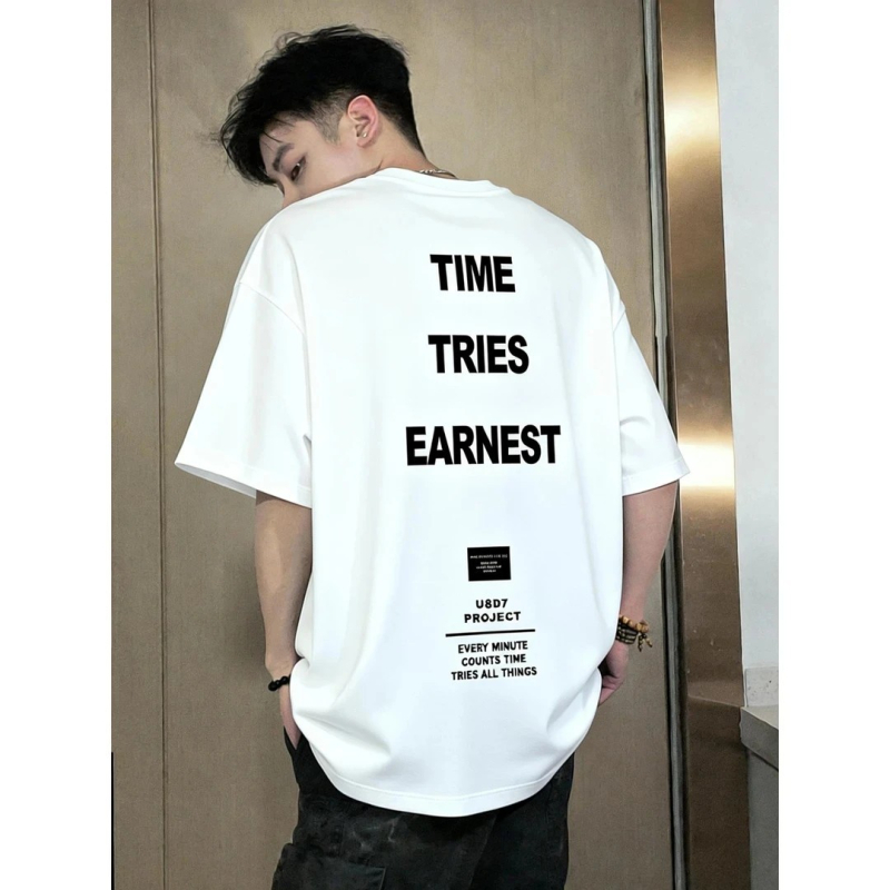 Μαύρο αντρικό T‑shirt με κοντό μανίκι, χαλαρή γραμμή, τύπωμα γραμμάτων και γεωμετρικός σχεδιασμός, δροσερό και άνετο για καθημερινή χρήση το καλοκαίρι.