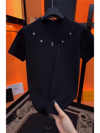 Ανδρικό κοντομάνικο T‑shirt με διαμάντια, σταυρωτό μοτίβο, casual πολυτέλεια 2025