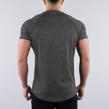 Βαμβακερό κοντομάνικο T‑shirt με εφαρμοστό κόψιμο και ραγκλάν μανίκια