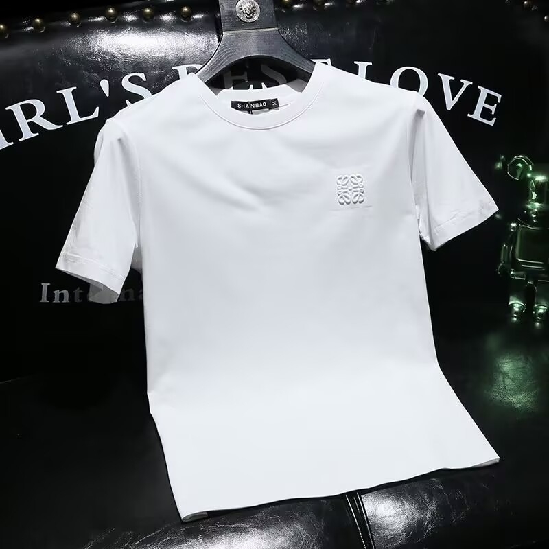 Ανδρικό λευκό βαμβακερό κοντομάνικο T‑shirt, με μικρό λογότυπο εκτύπωσης, κομψή αίσθηση, χαλαρή γραμμή, μεγάλο μέγεθος