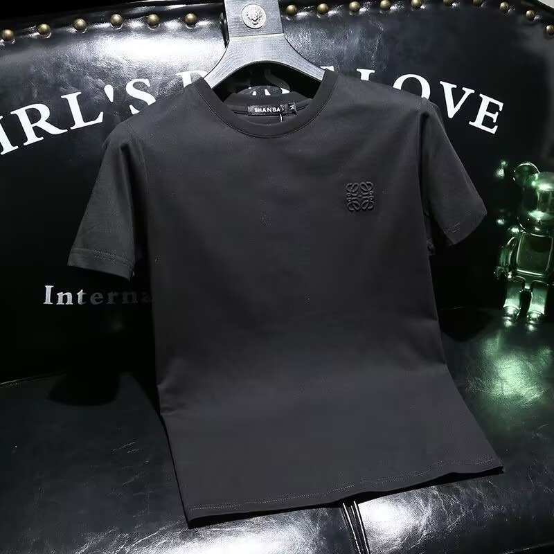 Ανδρικό λευκό βαμβακερό κοντομάνικο T‑shirt, με μικρό λογότυπο εκτύπωσης, κομψή αίσθηση, χαλαρή γραμμή, μεγάλο μέγεθος