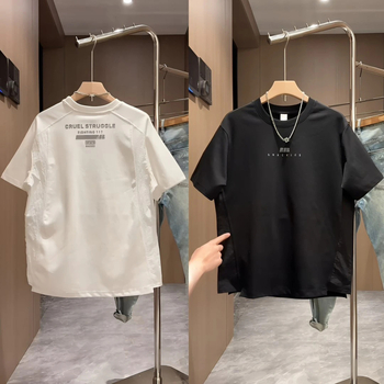 Ανδρικό κοντομάνικο T-shirt καλοκαιρινό, δομημένος πάνελ σχεδιασμός, μινιμαλιστικό στυλ, υψηλής ποιότητας εμφάνιση, κομψή και ευέλικτη casual χρήση.