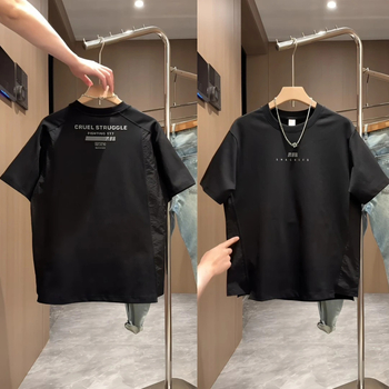 Ανδρικό κοντομάνικο T-shirt καλοκαιρινό, δομημένος πάνελ σχεδιασμός, μινιμαλιστικό στυλ, υψηλής ποιότητας εμφάνιση, κομψή και ευέλικτη casual χρήση.