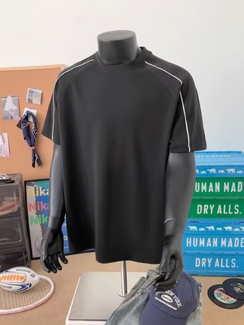 Μαύρο ανδρικό T‑shirt με κοντά μανίκια Raglan, patchwork με ρίγες, Ζ‑στυλ, στρογγυλός λαιμός, καλοκαίρι 2026